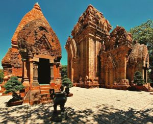 Tham quan tháp Bà Ponagar - địa điểm du lịch nổi tiếng Nha Trang