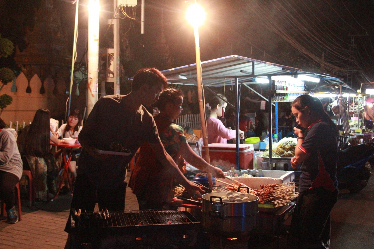 Chợ đêm bên bờ sông Viêng Chăn