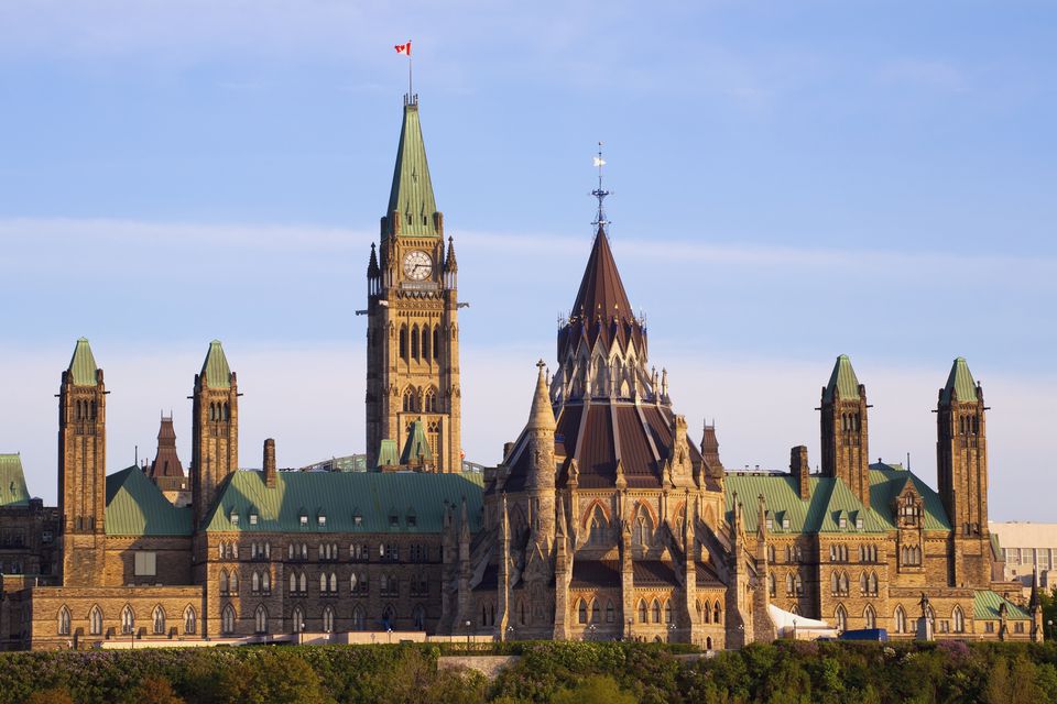 Trung tâm của chính phủ Canada nằm trên đỉnh đồi cao 50 mét nhìn ra Sông Ottawa