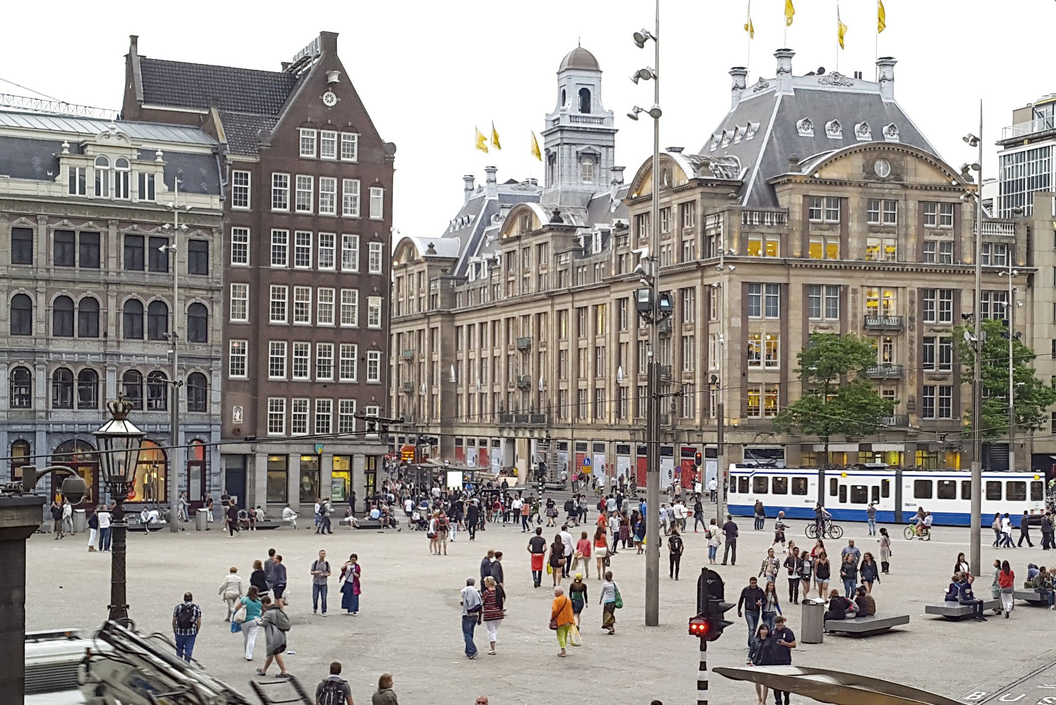 Quảng trường Rembrandtplein thực sự là chốn ăn chơi nhộn nhịp bậc nhất ở Amsterdam