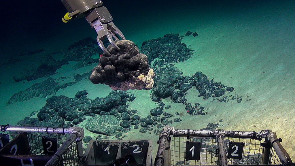 Sử dụng robot hút bụi để khai thác kim loại hiếm dưới đáy biển