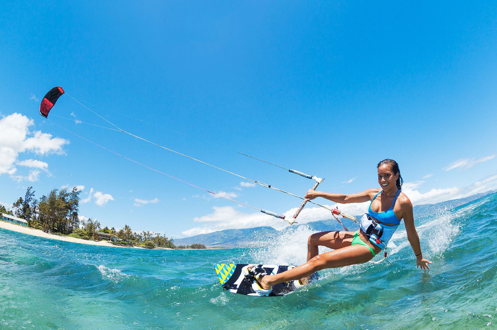 Mũi Né nổi tiếng với hoạt động tắm biển, lướt ván